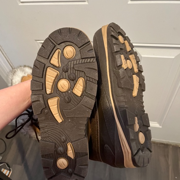 Size 8 Winter Boots - Picture 5 of 5